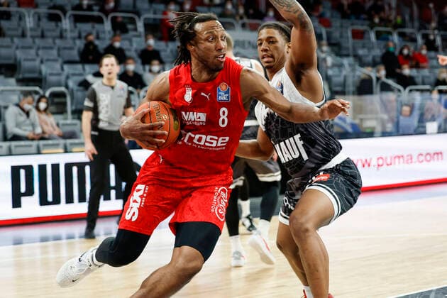 links Akil Mitchell (Brose Bamberg, 08) rechts Desi Rodriguez (s.oliver Würzburg, 23) Brose Bamberg - s.oliver Würzburg Wuerzburg - easyCredit-BBL - Basketball Bundesliga Saison 2021 22 Spieltag 16, 26.01.2022 Bamberg, Brose Arena Copyright: DanielxLöb