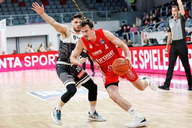 rechts Omar Prewitt (Brose Bamberg, 04) links Luciano Parodi (s.oliver Würzburg, 10) Brose Bamberg - s.oliver Würzburg Wuerzburg - easyCredit-BBL - Basketball Bundesliga Saison 2021 22 Spieltag 16, 26.01.2022 Bamberg, Brose Arena Copyright: DanielxLöb