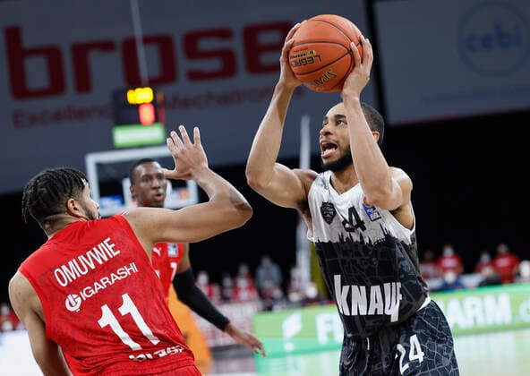26.01.2022, Basketball, BBL, Hauptrunde, Brose Bamberg - s.Oliver Wuerzburg, GER, Bamberg, Brose Arena Bild: v. li. Marvin Omuvwie (Brose Bamberg) und Cameron Hunt (s.Oliver Wuerzburg) Copyright: HMBxMedia xHeikoxBecker