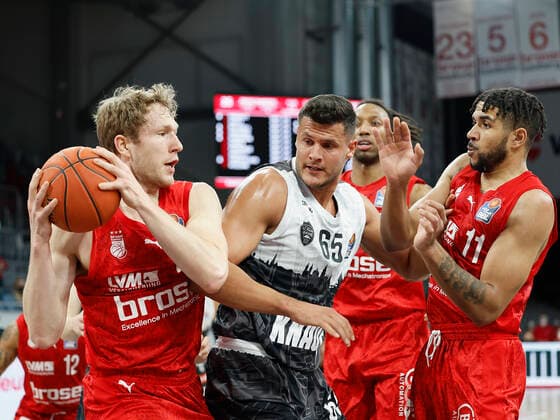 26.01.2022, Basketball, BBL, Hauptrunde, Brose Bamberg - s.Oliver Wuerzburg, GER, Bamberg, Brose Arena Bild: v. li. Christian Sengfelder (Brose Bamberg), Filip Stanic (s.Oliver Wuerzburg) und Marvin Omuvwie (Brose Bamberg) Copyright: HMBxMedia xHeikoxBecker