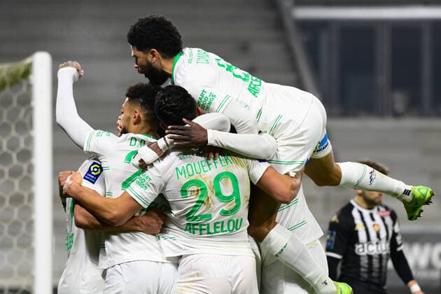 Joie des joueurs de l equipe Saint Etienne apres le but de Arnaud Nordin ( 18 - Saint Etienne ) - FOOTBALL : Angers vs Saint Etienne - Ligue 1 - Angers - 26 01 2022 FedericoPestellini Panoramic 