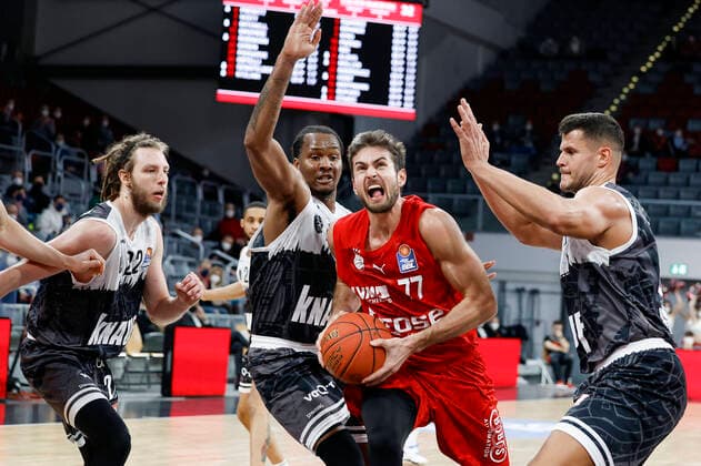 Sport Bilder des Tages Mitte Tomas Kyzlink (Brose Bamberg, 77) rechts Filip Stanic (s.oliver Würzburg, 65) links Craig Moller (s.oliver Würzburg, 22) 2.v.l. William Buford (s.oliver Würzburg, 44) Brose Bamberg - s.oliver Würzburg Wuerzburg - easyCredit-BBL - Basketball Bundesliga Saison 2021 22 Spieltag 16, 26.01.2022 Bamberg, Brose Arena Copyright: DanielxLöb