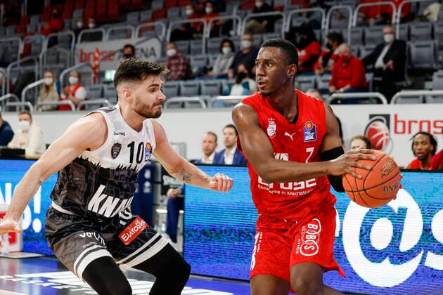 recht Shannon Scott (Brose Bamberg, 07) links Luciano Parodi (s.oliver Würzburg, 10) Brose Bamberg - s.oliver Würzburg Wuerzburg - easyCredit-BBL - Basketball Bundesliga Saison 2021 22 Spieltag 16, 26.01.2022 Bamberg, Brose Arena Copyright: DanielxLöb
