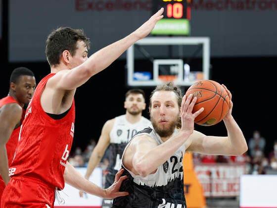 26.01.2022, Basketball, BBL, Hauptrunde, Brose Bamberg - s.Oliver Wuerzburg, GER, Bamberg, Brose Arena Bild: v. li. Omar Prewitt (Brose Bamberg) und Craig Moller (s.Oliver Wuerzburg) Copyright: HMBxMedia xHeikoxBecker