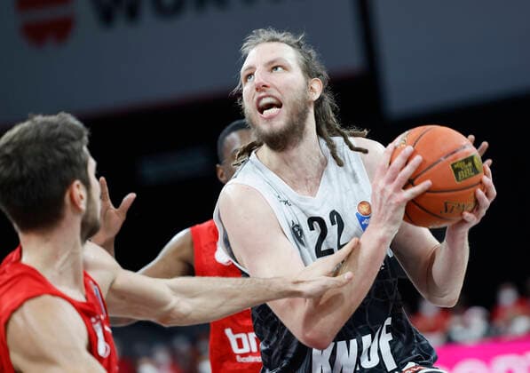 26.01.2022, Basketball, BBL, Hauptrunde, Brose Bamberg - s.Oliver Wuerzburg, GER, Bamberg, Brose Arena Bild: v. li. Tomas Kyzlink (Brose Bamberg), Shannon Scott (Brose Bamberg) und Craig Moller (s.Oliver Wuerzburg) Copyright: HMBxMedia xHeikoxBecker