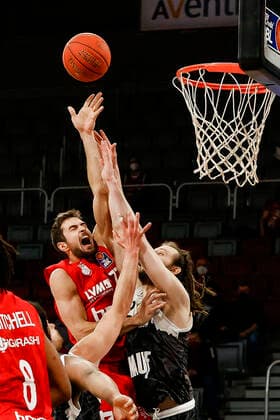 links Tomas Kyzlink (Brose Bamberg, 77) rechts Craig Moller (s.oliver Würzburg, 22) Brose Bamberg - s.oliver Würzburg Wuerzburg - easyCredit-BBL - Basketball Bundesliga Saison 2021 22 Spieltag 16, 26.01.2022 Bamberg, Brose Arena Copyright: DanielxLöb