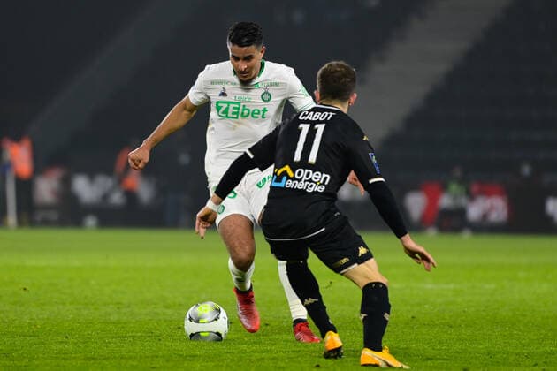 Aimen MOUEFFEK ( 29 - Saint Etienne ) - Jimmy Cabot ( 11 - Angers ) - FOOTBALL : Angers vs Saint Etienne - Ligue 1 - Angers - 26 01 2022 FedericoPestellini Panoramic 