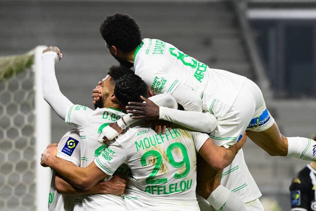 Joie des joueurs de l equipe Saint Etienne apres le but de Arnaud Nordin ( 18 - Saint Etienne ) - FOOTBALL : Angers vs Saint Etienne - Ligue 1 - Angers - 26 01 2022 FedericoPestellini Panoramic 