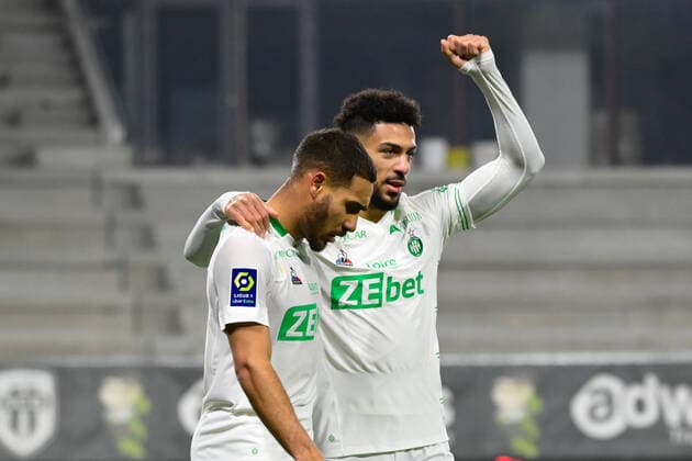 Attitude - Joie de Denis Bouanga ( 20 - Saint Etienne ) - Yvann Macon ( 27 - Saint Etienne ) - FOOTBALL : Angers vs Saint Etienne - Ligue 1 - Angers - 26 01 2022 FedericoPestellini Panoramic 