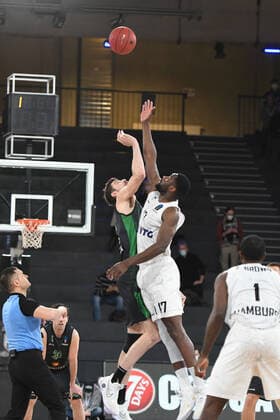 Basketball I Herren I Saison 2021-2022 I Eurocup I 11. Spieltag I Hamburg Towers - Joventut Badalona I 26.01.2022 Tip of - Eddy Edigin ( 17, Center, Hamburg Towers) übersrpingt ANTE TOMIC (88, JOVENTUT BADALONA) Hamburg edel-optics.de Arena Hamburg Deutschland Copyright: xLobeca AndreasxHannigx