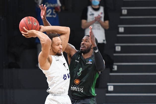 Basketball I Herren I Saison 2021-2022 I Eurocup I 11. Spieltag I Hamburg Towers - Joventut Badalona I 26.01.2022 Jaylon Brown ( 0, Point Guard, Hamburg Towers) gegen PAUL BRANDON (3, JOVENTUT BADALONA) Hamburg edel-optics.de Arena Hamburg Deutschland Copyright: xLobeca AndreasxHannigx