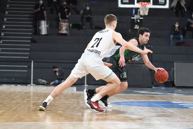 Basketball I Herren I Saison 2021-2022 I Eurocup I 11. Spieltag I Hamburg Towers - Joventut Badalona I 26.01.2022 FERRAN BASSAS (20, JOVENTUT BADALONA) gegen Justus Hollatz ( 21, Point Guard, Hamburg Towers) Hamburg edel-optics.de Arena Hamburg Deutschland Copyright: xLobeca AndreasxHannigx