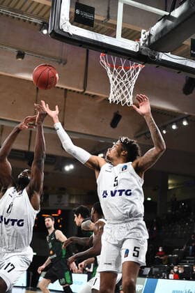 Basketball I Herren I Saison 2021-2022 I Eurocup I 11. Spieltag I Hamburg Towers - Joventut Badalona I 26.01.2022 Eddy Edigin ( 17, Center, Hamburg Towers) und Caleb Homesley ( 5, Shooting Guard, Hamburg Towers) fangen den Rebound ab Hamburg edel-optics.de Arena Hamburg Deutschland Copyright: xLobeca AndreasxHannigx