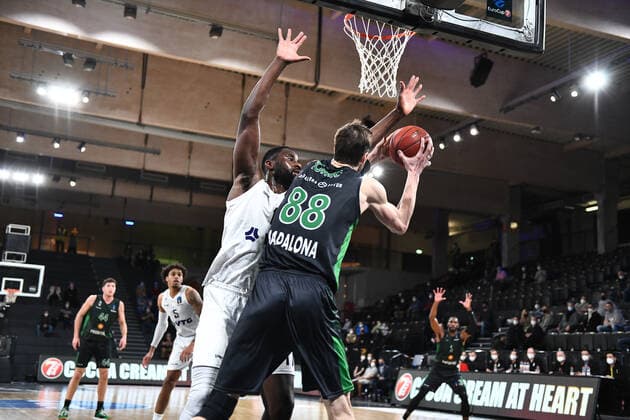 Basketball I Herren I Saison 2021-2022 I Eurocup I 11. Spieltag I Hamburg Towers - Joventut Badalona I 26.01.2022 ANTE TOMIC (88, JOVENTUT BADALONA) versucht sich unter dem Korb gegen Eddy Edigin ( 17, Center, Hamburg Towers) Hamburg edel-optics.de Arena Hamburg Deutschland Copyright: xLobeca AndreasxHannigx