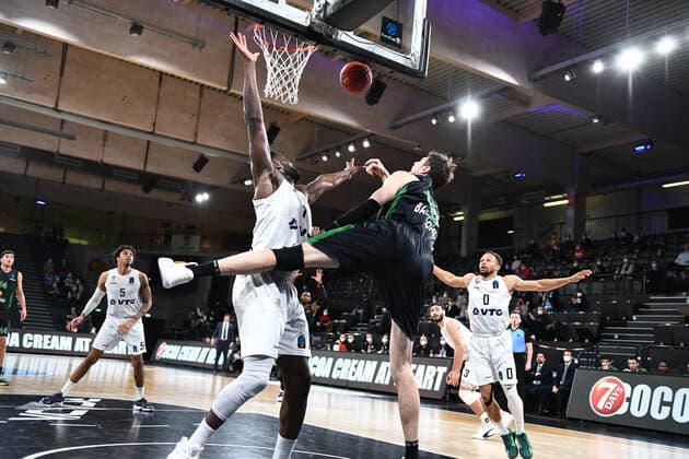 Basketball I Herren I Saison 2021-2022 I Eurocup I 11. Spieltag I Hamburg Towers - Joventut Badalona I 26.01.2022 ANTE TOMIC (88, JOVENTUT BADALONA) versucht sich unter dem Korb gegen Eddy Edigin ( 17, Center, Hamburg Towers) Hamburg edel-optics.de Arena Hamburg Deutschland Copyright: xLobeca AndreasxHannigx