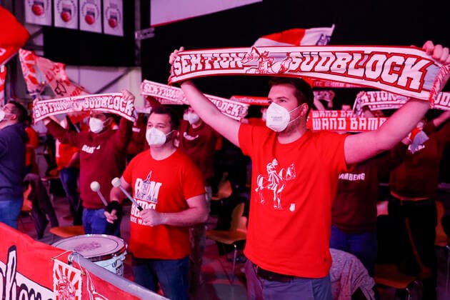 Fans von Brose waren durch eien Ausnahmegenehmigung wieder erlaubt, corona-konform mit Abtand Brose Bamberg - s.oliver Würzburg Wuerzburg - easyCredit-BBL - Basketball Bundesliga Saison 2021 22 Spieltag 16, 26.01.2022 Bamberg, Brose Arena Copyright: DanielxLöb