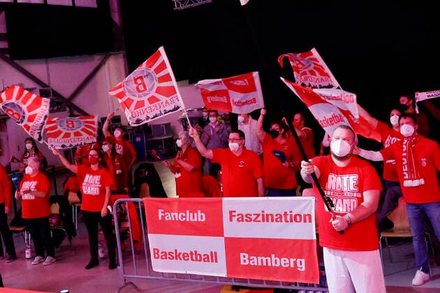 Fans von Brose waren durch eien Ausnahmegenehmigung wieder erlaubt, corona-konform mit Abtand Brose Bamberg - s.oliver Würzburg Wuerzburg - easyCredit-BBL - Basketball Bundesliga Saison 2021 22 Spieltag 16, 26.01.2022 Bamberg, Brose Arena Copyright: DanielxLöb