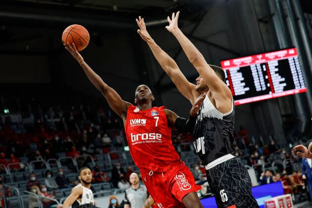 links Shannon Scott (Brose Bamberg, 07) rechts Filip Stanic (s.oliver Würzburg, 65) Brose Bamberg - s.oliver Würzburg Wuerzburg - easyCredit-BBL - Basketball Bundesliga Saison 2021 22 Spieltag 16, 26.01.2022 Bamberg, Brose Arena Copyright: DanielxLöb