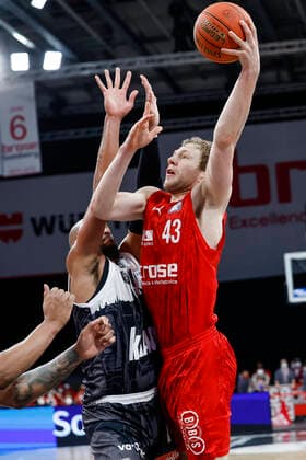 links Christian Sengfelder (Brose Bamberg, 43) rechts Alex King (s.oliver Würzburg, 07) Brose Bamberg - s.oliver Würzburg Wuerzburg - easyCredit-BBL - Basketball Bundesliga Saison 2021 22 Spieltag 16, 26.01.2022 Bamberg, Brose Arena Copyright: DanielxLöb