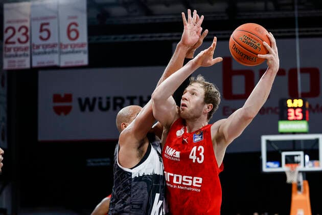 links Christian Sengfelder (Brose Bamberg, 43) rechts Alex King (s.oliver Würzburg, 07) Brose Bamberg - s.oliver Würzburg Wuerzburg - easyCredit-BBL - Basketball Bundesliga Saison 2021 22 Spieltag 16, 26.01.2022 Bamberg, Brose Arena Copyright: DanielxLöb