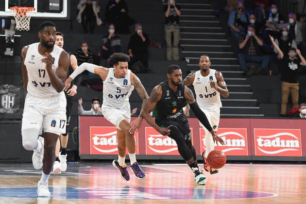 Basketball I Herren I Saison 2021-2022 I Eurocup I 11. Spieltag I Hamburg Towers - Joventut Badalona I 26.01.2022 PAUL BRANDON (3, JOVENTUT BADALONA) vorbei an Caleb Homesley ( 5, Shooting Guard, Hamburg Towers) Hamburg edel-optics.de Arena Hamburg Deutschland Copyright: xLobeca AndreasxHannigx