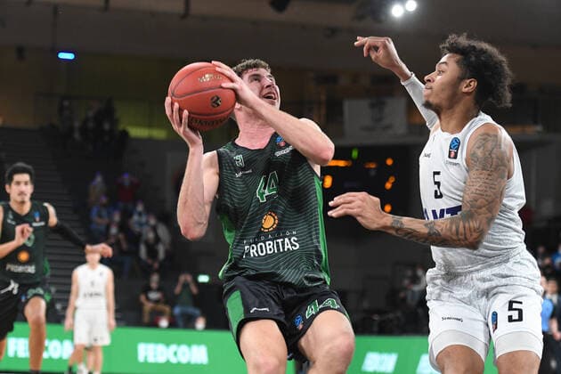 Basketball I Herren I Saison 2021-2022 I Eurocup I 11. Spieltag I Hamburg Towers - Joventut Badalona I 26.01.2022 FERRAN BASSAS (20, JOVENTUT BADALONA) verfolgt von Zachary Brown ( 1, Small Forward, Hamburg Towers) Hamburg edel-optics.de Arena Hamburg Deutschland Copyright: xLobeca AndreasxHannigx