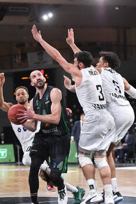 Basketball I Herren I Saison 2021-2022 I Eurocup I 11. Spieltag I Hamburg Towers - Joventut Badalona I 26.01.2022 Pau RIBAS (4, JOVENTUT BADALONA) gegen Maximilian DiLeo ( 3, Shooting Guard, Hamburg Towers) und Caleb Homesley ( 5, Shooting Guard, Hamburg Towers) Hamburg edel-optics.de Arena Hamburg Deutschland Copyright: xLobeca AndreasxHannigx