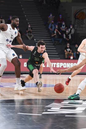 Basketball I Herren I Saison 2021-2022 I Eurocup I 11. Spieltag I Hamburg Towers - Joventut Badalona I 26.01.2022 FERRAN BASSAS (20, JOVENTUT BADALONA) verliert den Ball Hamburg edel-optics.de Arena Hamburg Deutschland Copyright: xLobeca AndreasxHannigx