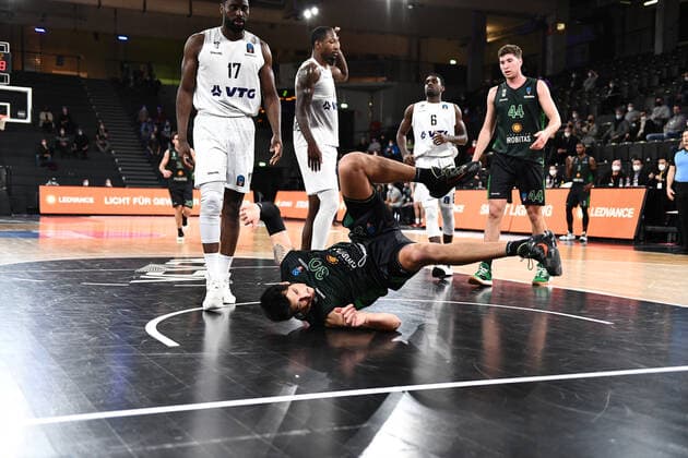 Sport Bilder des Tages Basketball I Herren I Saison 2021-2022 I Eurocup I 11. Spieltag I Hamburg Towers - Joventut Badalona I 26.01.2022 DEREK WILLIS (30, JOVENTUT BADALONA) liegt am Boden Hamburg edel-optics.de Arena Hamburg Deutschland Copyright: xLobeca AndreasxHannigx