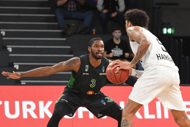 Basketball I Herren I Saison 2021-2022 I Eurocup I 11. Spieltag I Hamburg Towers - Joventut Badalona I 26.01.2022 PAUL BRANDON (3, JOVENTUT BADALONA) versperrt Caleb Homesley ( 5, Shooting Guard, Hamburg Towers) den Weg Hamburg edel-optics.de Arena Hamburg Deutschland Copyright: xLobeca AndreasxHannigx