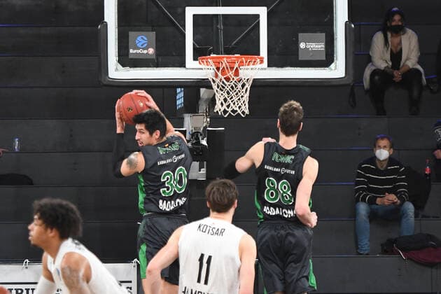 Basketball I Herren I Saison 2021-2022 I Eurocup I 11. Spieltag I Hamburg Towers - Joventut Badalona I 26.01.2022 DEREK WILLIS (30, JOVENTUT BADALONA) und ANTE TOMIC (88, JOVENTUT BADALONA) retten vor Maik Kotsar ( 11, Center, Hamburg Towers) Hamburg edel-optics.de Arena Hamburg Deutschland Copyright: xLobeca AndreasxHannigx