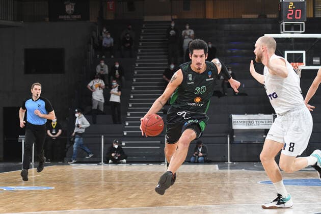 Basketball I Herren I Saison 2021-2022 I Eurocup I 11. Spieltag I Hamburg Towers - Joventut Badalona I 26.01.2022 DEREK WILLIS (30, JOVENTUT BADALONA) gegen Robin Christen ( 8, Small Forward, Hamburg Towers) Hamburg edel-optics.de Arena Hamburg Deutschland Copyright: xLobeca AndreasxHannigx