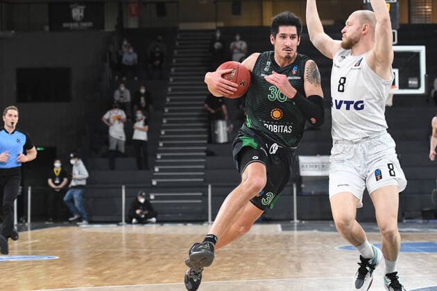 Basketball I Herren I Saison 2021-2022 I Eurocup I 11. Spieltag I Hamburg Towers - Joventut Badalona I 26.01.2022 DEREK WILLIS (30, JOVENTUT BADALONA) gegen Robin Christen ( 8, Small Forward, Hamburg Towers) Hamburg edel-optics.de Arena Hamburg Deutschland Copyright: xLobeca AndreasxHannigx
