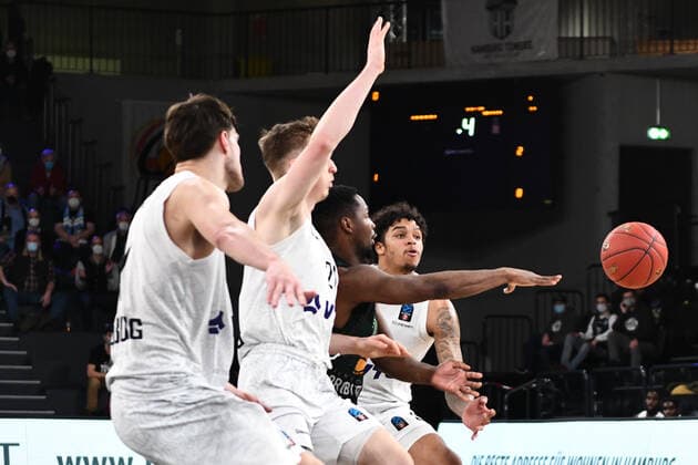 Basketball I Herren I Saison 2021-2022 I Eurocup I 11. Spieltag I Hamburg Towers - Joventut Badalona I 26.01.2022 ANDRES FELIZ (22, JOVENTUT BADALONA) gegen Caleb Homesley ( 5, Shooting Guard, Hamburg Towers) Hamburg edel-optics.de Arena Hamburg Deutschland Copyright: xLobeca AndreasxHannigx