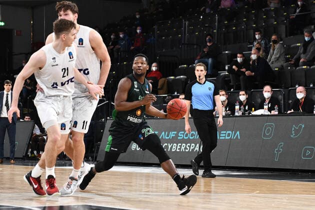 Basketball I Herren I Saison 2021-2022 I Eurocup I 11. Spieltag I Hamburg Towers - Joventut Badalona I 26.01.2022 ANDRES FELIZ (22, JOVENTUT BADALONA) gegen Caleb Homesley ( 5, Shooting Guard, Hamburg Towers) Hamburg edel-optics.de Arena Hamburg Deutschland Copyright: xLobeca AndreasxHannigx