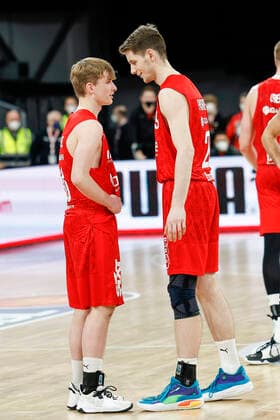 links Kristian Ortelli (Brose Bamberg, 30), mit 15 Jahren, 10 Monaten und 28 Tagen der jüngste Bundesligaspieler aller Zeiten rechts Lukas Passarge (Brose Bamberg, 29), auch erst 17 Jahre alt Brose Bamberg - s.oliver Würzburg Wuerzburg - easyCredit-BBL - Basketball Bundesliga Saison 2021 22 Spieltag 16, 26.01.2022 Bamberg, Brose Arena Copyright: DanielxLöb