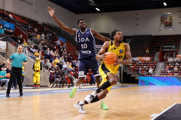 Ludwigsburg , Basketball Champions League MHP Riesen Ludwigsburg vs JDA Dijon , von links: Jaques Alingue (Dijon) Justin Simon (Riesen)