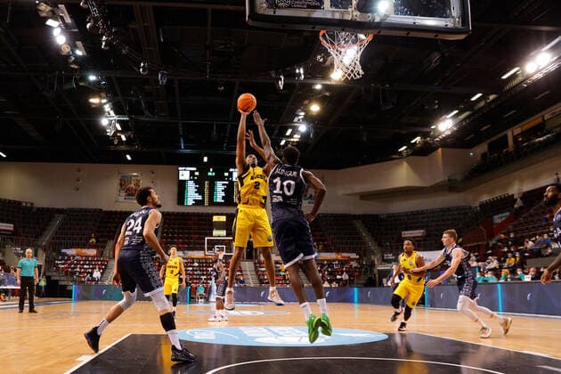 Ludwigsburg , Basketball Champions League MHP Riesen Ludwigsburg vs JDA Dijon , von links: Charles Galliou (Dijon) Jacob Patrick (Riesen) Jaques Alingue (Dijon)