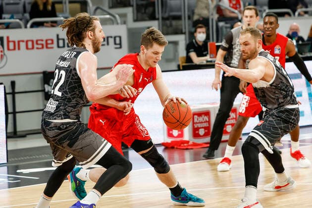 Mitte Lukas Passarge (Brose Bamberg, 29), links Craig Moller (s.oliver Würzburg, 22) rechts Felix Hoffmann (s.oliver Würzburg, 34) Brose Bamberg - s.oliver Würzburg Wuerzburg - easyCredit-BBL - Basketball Bundesliga Saison 2021 22 Spieltag 16, 26.01.2022 Bamberg, Brose Arena Copyright: DanielxLöb