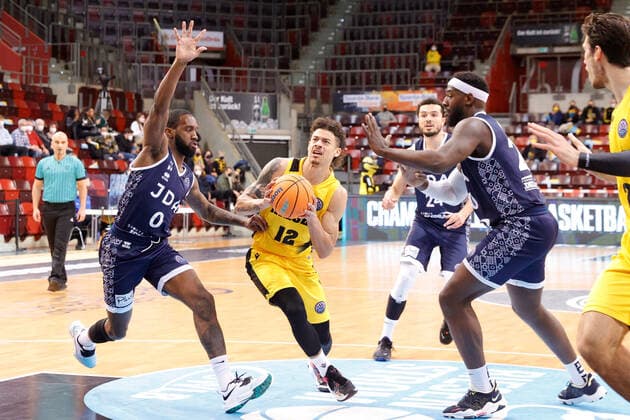 Ludwigsburg , Basketball Champions League MHP Riesen Ludwigsburg vs JDA Dijon , von links: Khadeen Carrington (Dijon) Jonah Radebaugh (Riesen) Gavin Ware (Dijon)