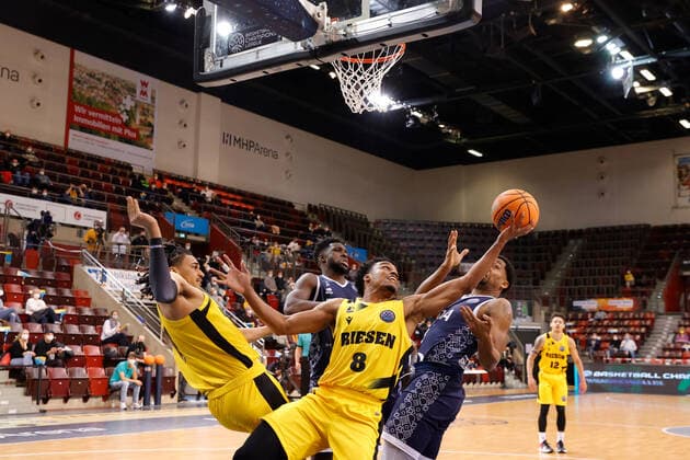 Sport Bilder des Tages Ludwigsburg , Basketball Champions League MHP Riesen Ludwigsburg vs JDA Dijon , von links: Jonathan Bähre (Riesen) James Woodard (Riesen) Chase Simon (Dijon)