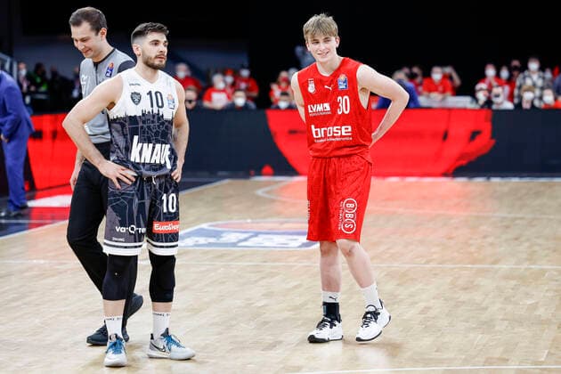 rechts Kristian Ortelli (Brose Bamberg, 30), mit 15 Jahren, 10 Monaten und 28 Tagen der jüngste Bundesligaspieler aller Zeiten links Luciano Parodi (s.oliver Würzburg, 10) Brose Bamberg - s.oliver Würzburg Wuerzburg - easyCredit-BBL - Basketball Bundesliga Saison 2021 22 Spieltag 16, 26.01.2022 Bamberg, Brose Arena Copyright: DanielxLöb