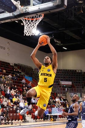 Ludwigsburg , Basketball Champions League MHP Riesen Ludwigsburg vs JDA Dijon , von links: Justin Simon (Riesen) David Holston (Dijon)
