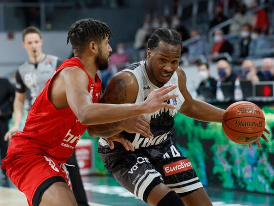 26.01.2022, Basketball, BBL, Hauptrunde, Brose Bamberg - s.Oliver Wuerzburg, GER, Bamberg, Brose Arena Bild: v. li. Marvin Omuvwie (Brose Bamberg) und William Buford (s.Oliver Wuerzburg) Copyright: HMBxMedia xHeikoxBecker