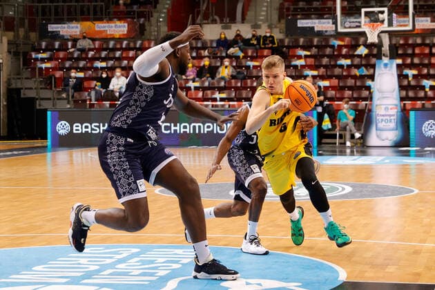 Ludwigsburg , Basketball Champions League MHP Riesen Ludwigsburg vs JDA Dijon , von links: Gavin Ware (Dijon) Johannes Patrick (Riesen)