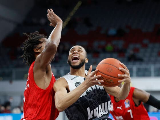 26.01.2022, Basketball, BBL, Hauptrunde, Brose Bamberg - s.Oliver Wuerzburg, GER, Bamberg, Brose Arena Bild: v. li. Akil Mitchell (Brose Bamberg) und Cameron Hunt (s.Oliver Wuerzburg) Copyright: HMBxMedia xHeikoxBecker