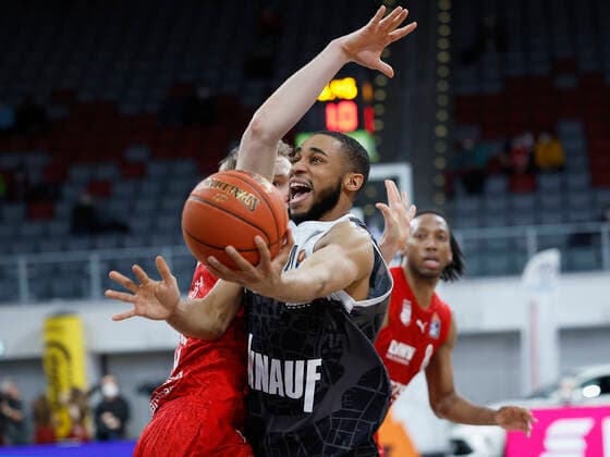 26.01.2022, Basketball, BBL, Hauptrunde, Brose Bamberg - s.Oliver Wuerzburg, GER, Bamberg, Brose Arena Bild: v. li. Tomas Kyzlink (Brose Bamberg) und Cameron Hunt (s.Oliver Wuerzburg) Copyright: HMBxMedia xHeikoxBecker
