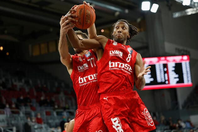 26.01.2022, Basketball, BBL, Hauptrunde, Brose Bamberg - s.Oliver Wuerzburg, GER, Bamberg, Brose Arena Bild: v. li. Tomas Kyzlink (Brose Bamberg) und Akil Mitchell (Brose Bamberg) Copyright: HMBxMedia xHeikoxBecker