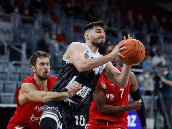 26.01.2022, Basketball, BBL, Hauptrunde, Brose Bamberg - s.Oliver Wuerzburg, GER, Bamberg, Brose Arena Bild: v. li. Tomas Kyzlink (Brose Bamberg), Luciano Parodi (s.Oliver Wuerzburg) und Shannon Scott (Brose Bamberg) Copyright: HMBxMedia xHeikoxBecker