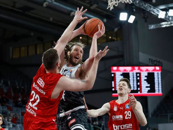 26.01.2022, Basketball, BBL, Hauptrunde, Brose Bamberg - s.Oliver Wuerzburg, GER, Bamberg, Brose Arena Bild: v. li. Martinas Geben (Brose Bamberg), Craig Moller (s.Oliver Wuerzburg) und Lukas Passarge (Brose Bamberg) Copyright: HMBxMedia xHeikoxBecker